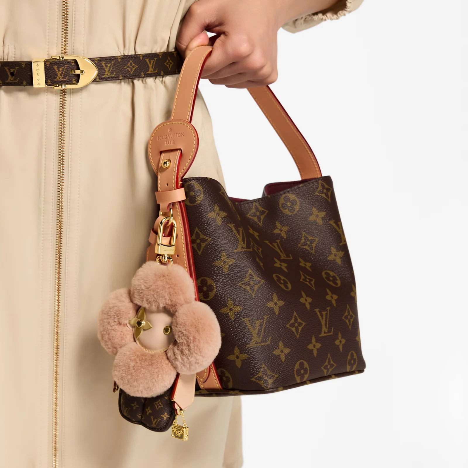 พวงกุญแจ My Vivienne ห้อยบนกระเป๋า Louis Vuitton Pochette Mia