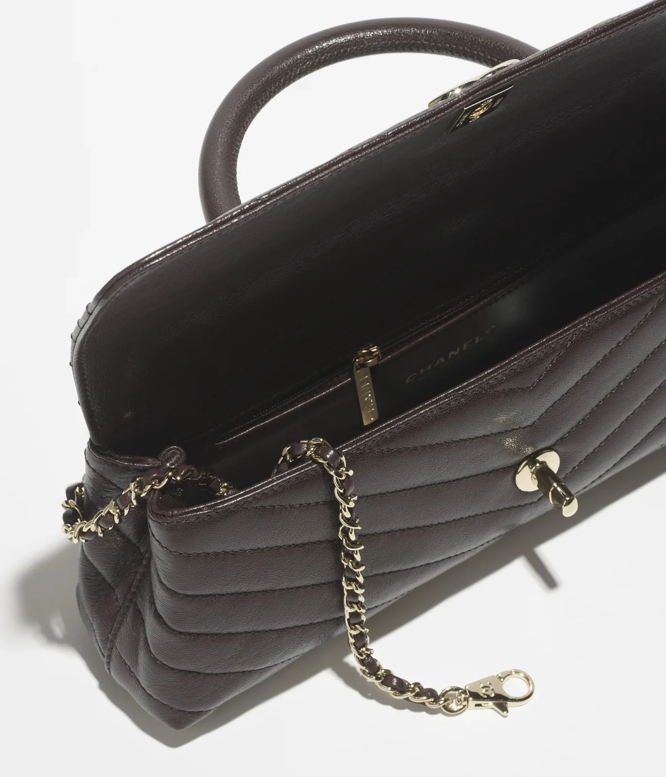 กระเป๋า Chanel Maxi Flap ทรง East-West พร้อมหูจับสุดหรู