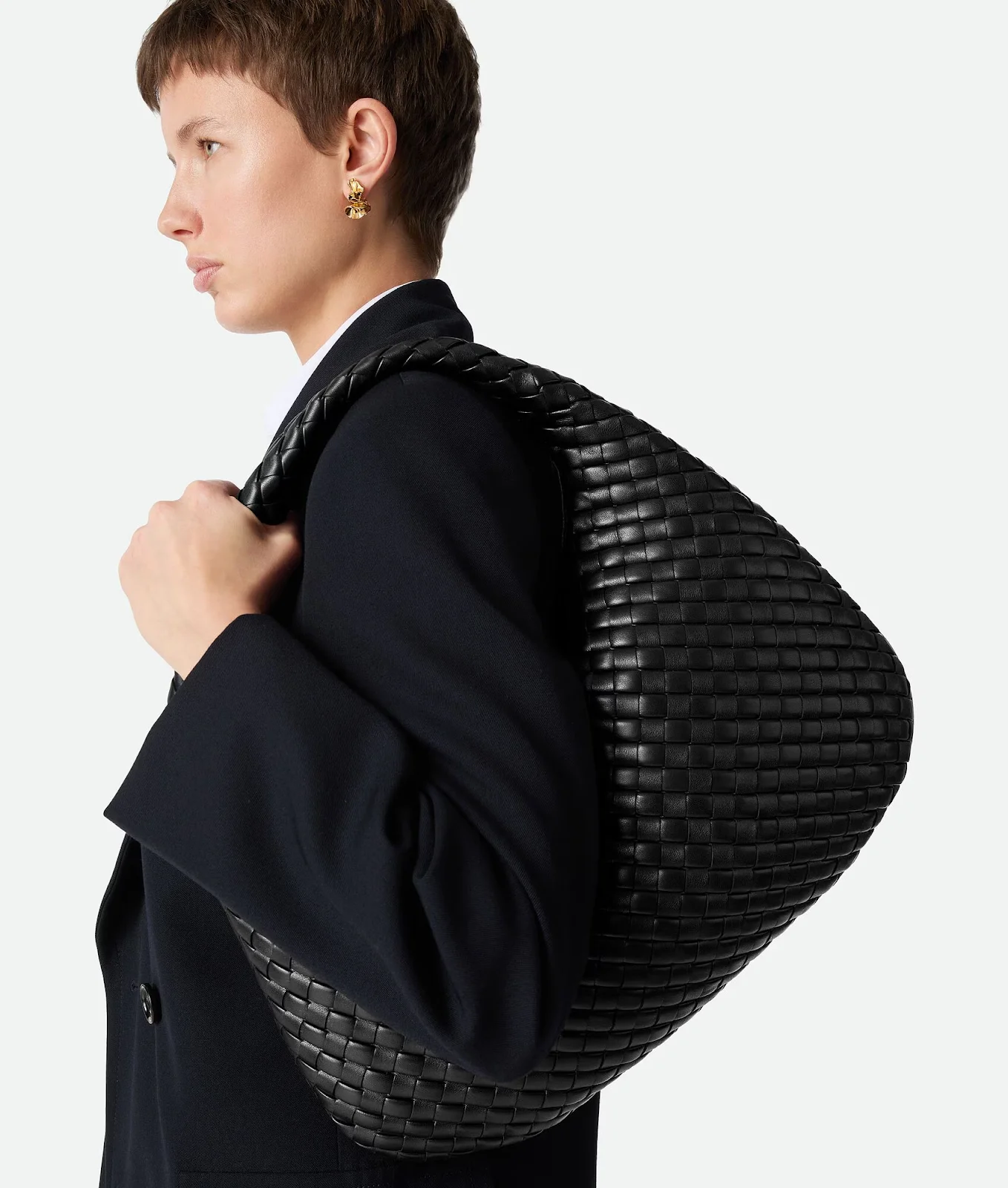 ดีเทลหนังสาน Intrecciato บนกระเป๋า Oversized รุ่น Veneta