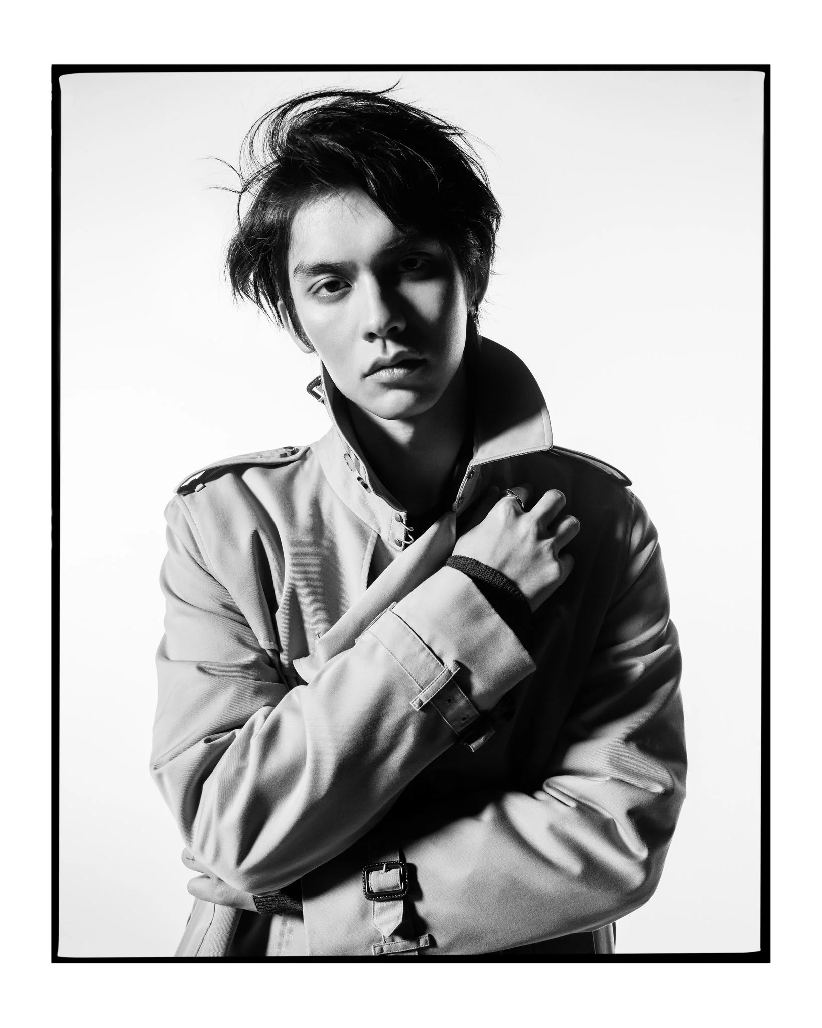 ภาพพอร์ตเทรต ไบร์ท วชิรวิชญ์ สวมเทรนช์โค้ทในแคมเปญ Burberry