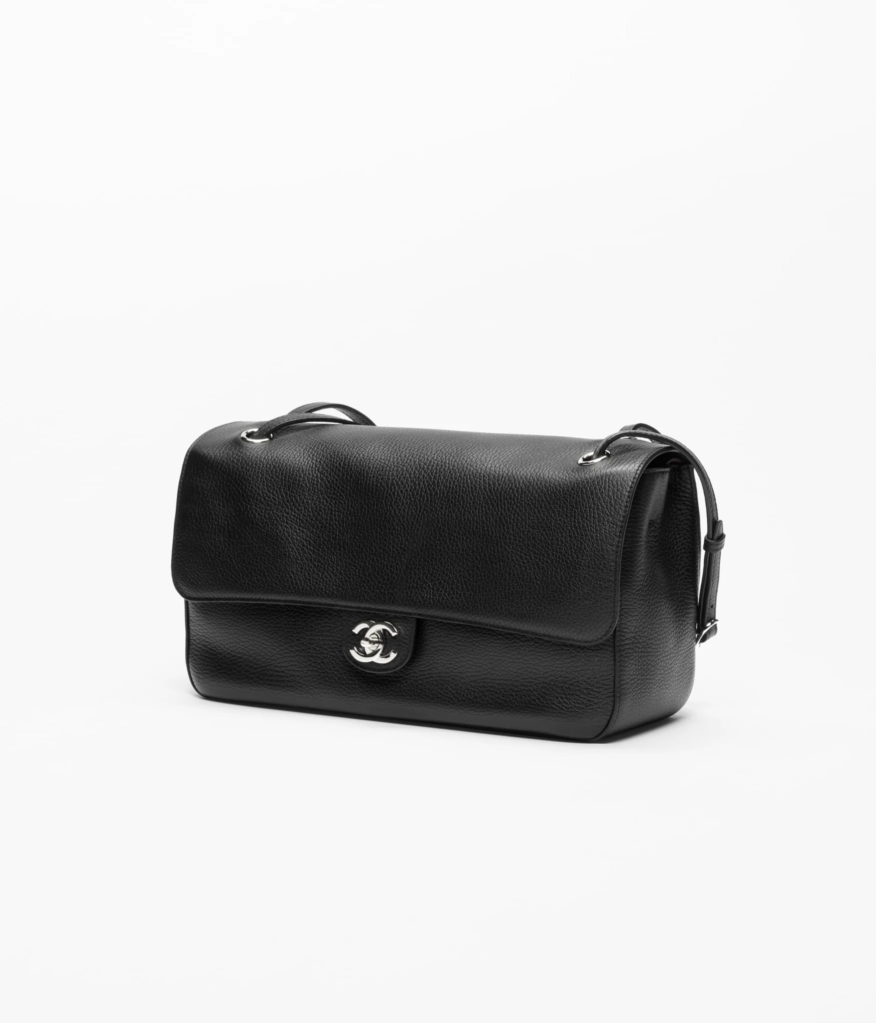 กระเป๋า Chanel Maxi Flap Bag หนัง Grained Calfskin สีดำอะไหล่เงิน ดีไซน์โมเดิร์นคลาสสิก