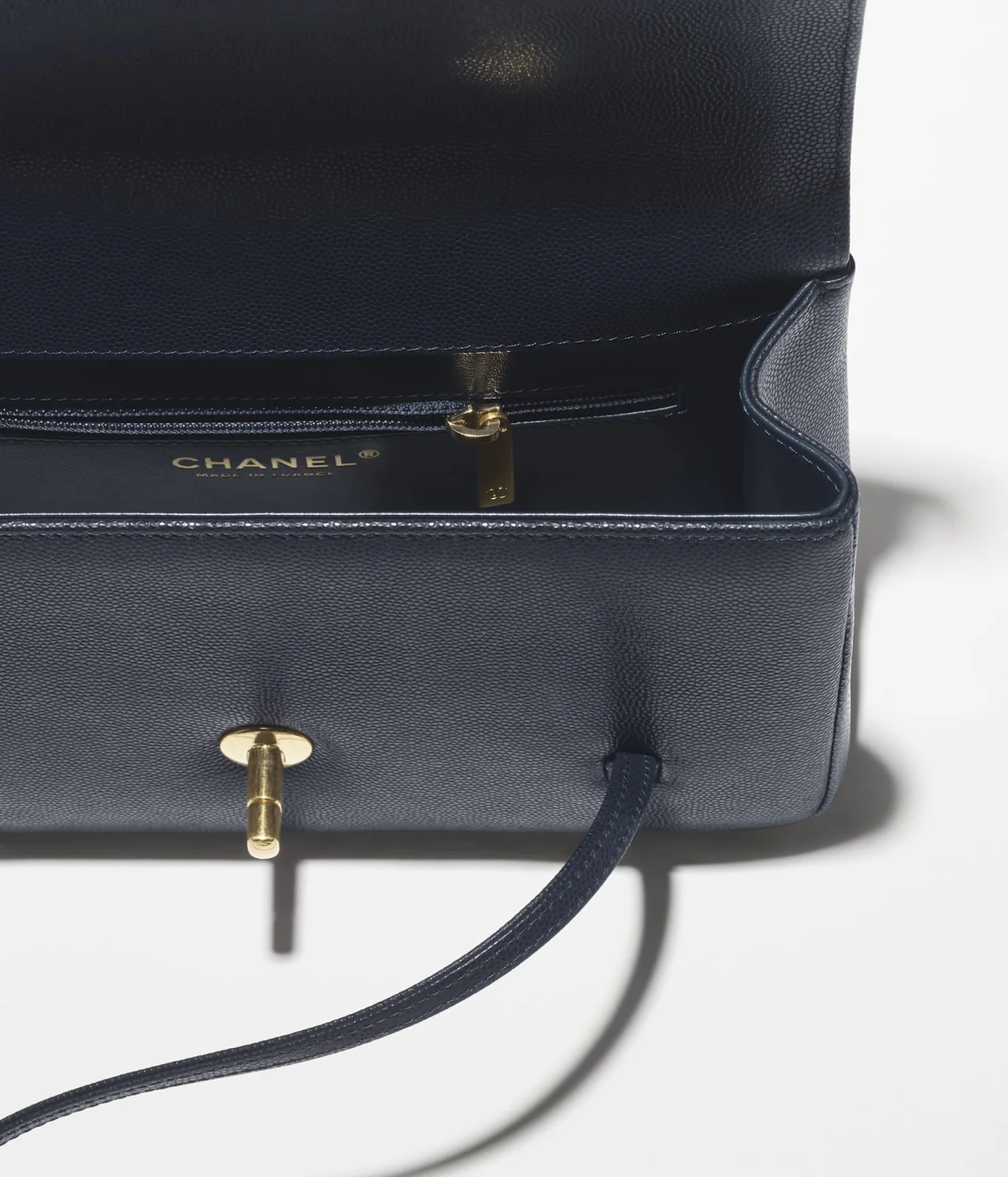 ดีเทลอะไหล่ทองและงานตัดเย็บสุดประณีตของ Chanel Small Flap Bag