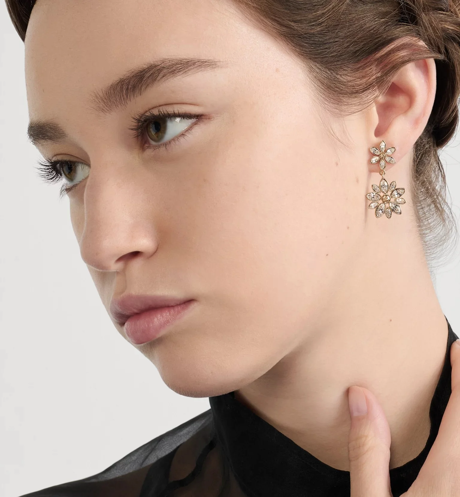 ครื่องประดับหรู Dior: ต่างหู Fleur de Glace, Mini Petit CD Jolie และ Petit CD Daisy