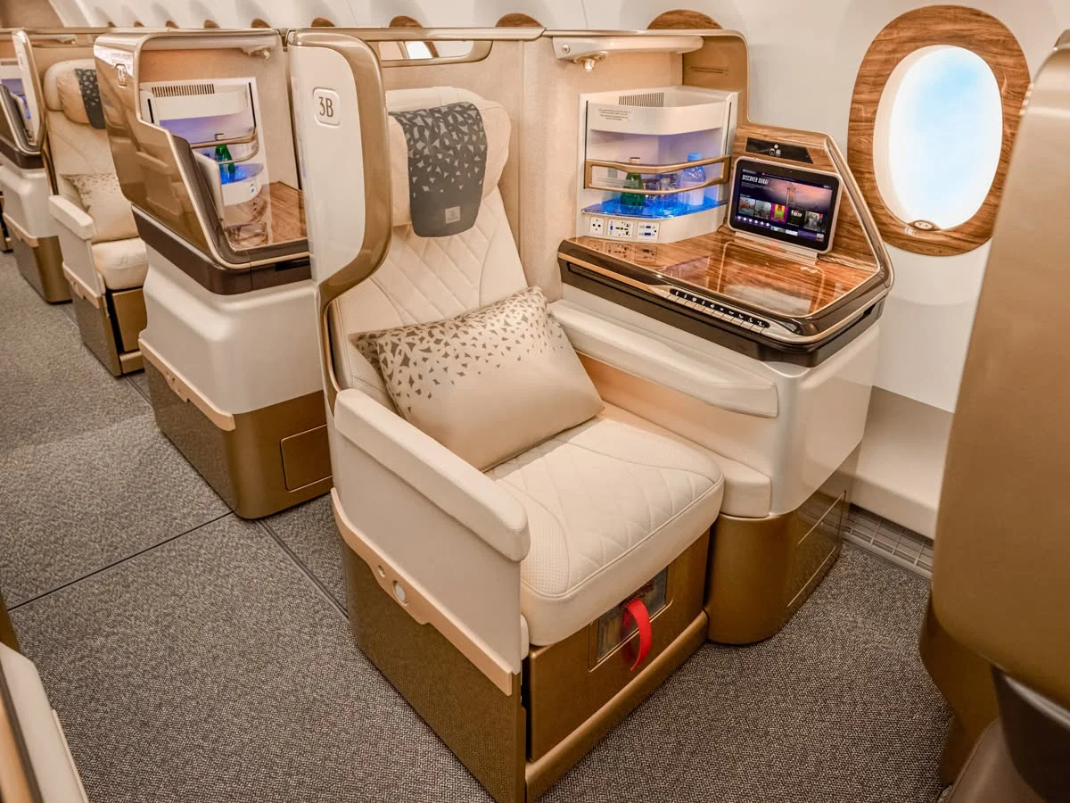 ที่นั่งชั้นธุรกิจบนเครื่องบิน Airbus A380-800 สายการบิน Emirates เส้นทางกรุงเทพฯ ไปฮ่องกง