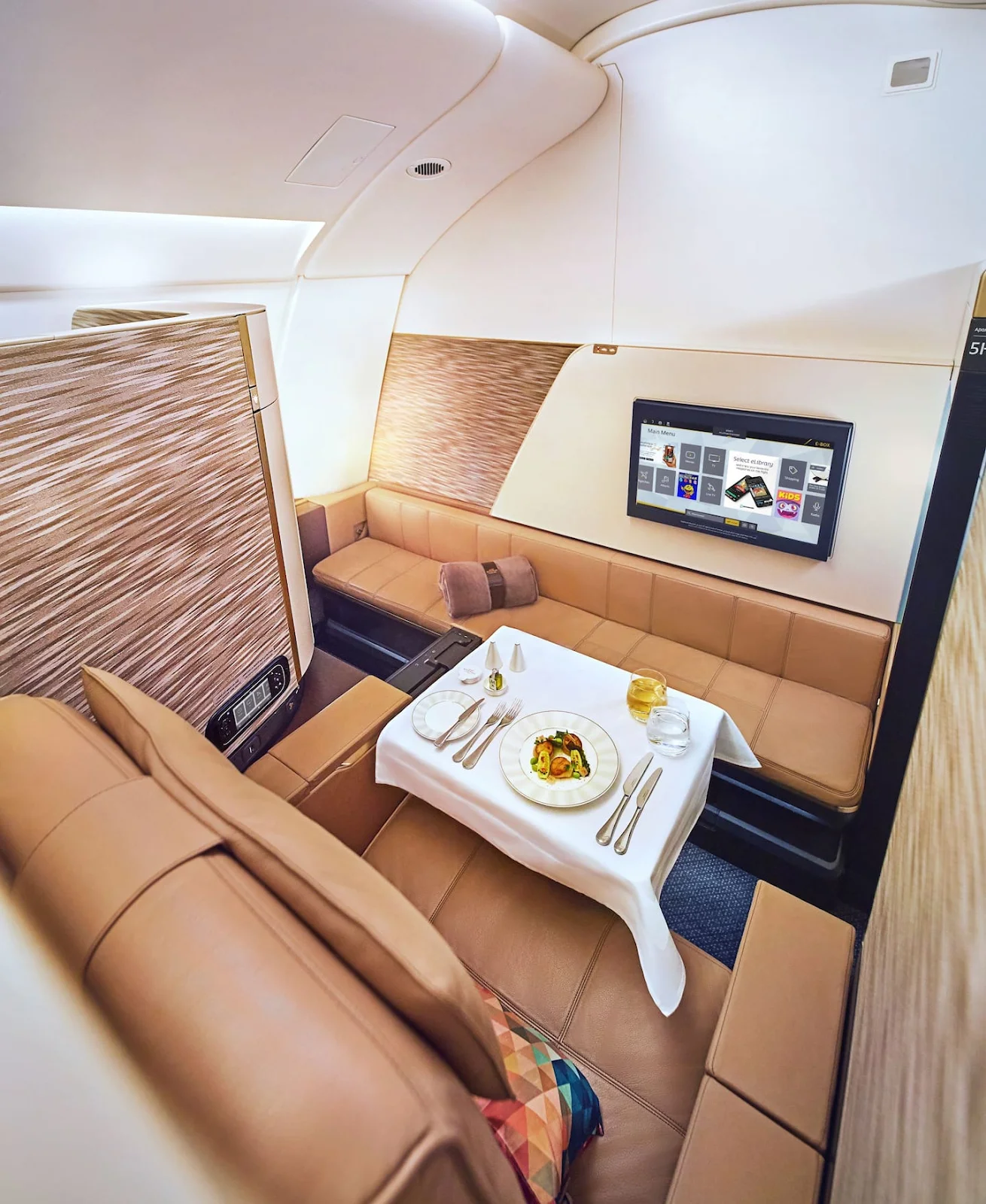 ที่นั่งชั้นหนึ่ง First Class บนเครื่อง Airbus A380 ของ Etihad