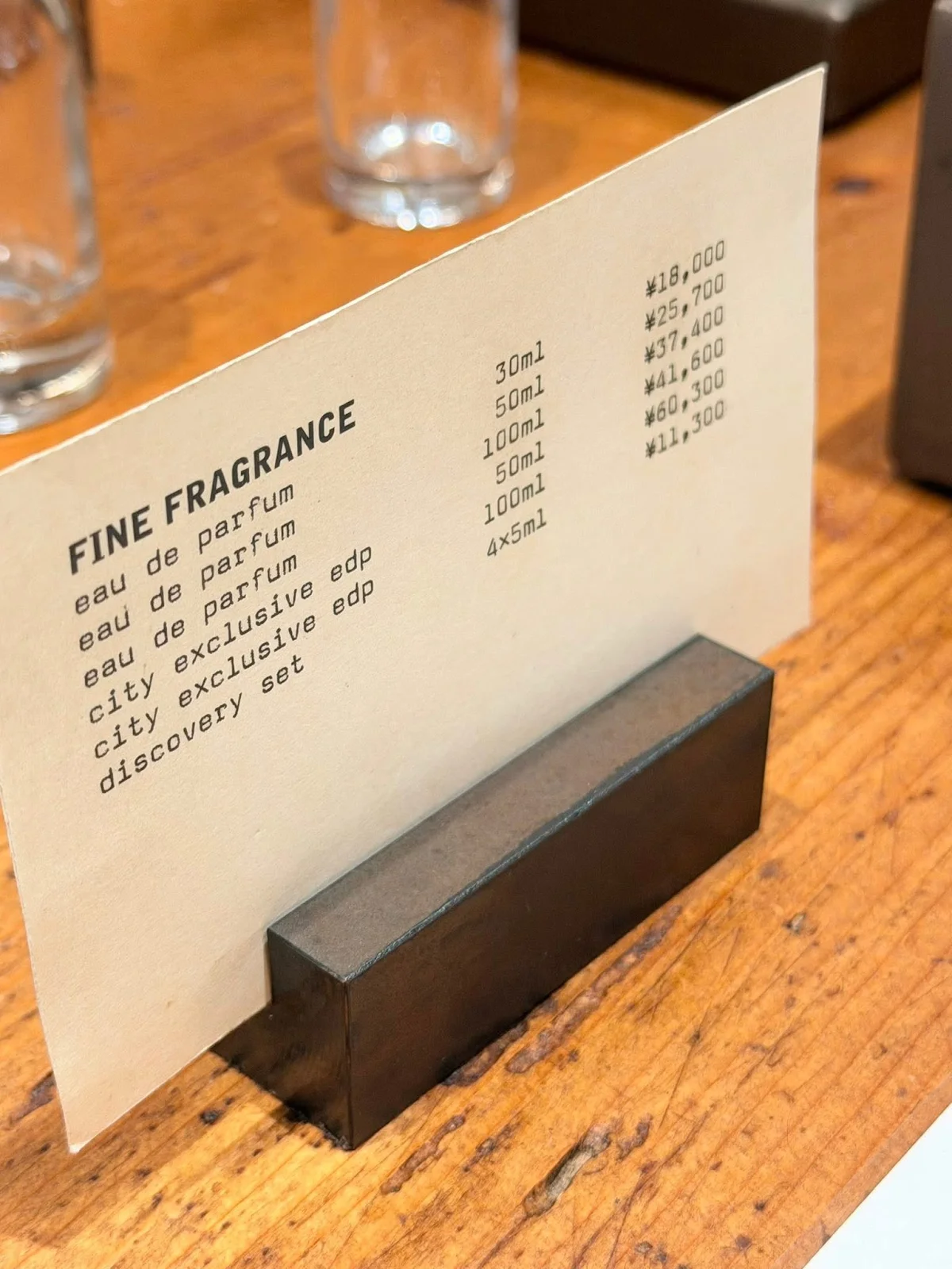บรรยากาศการเลือกซื้อน้ำหอมที่ร้าน Le Labo ในประเทศญี่ปุ่น