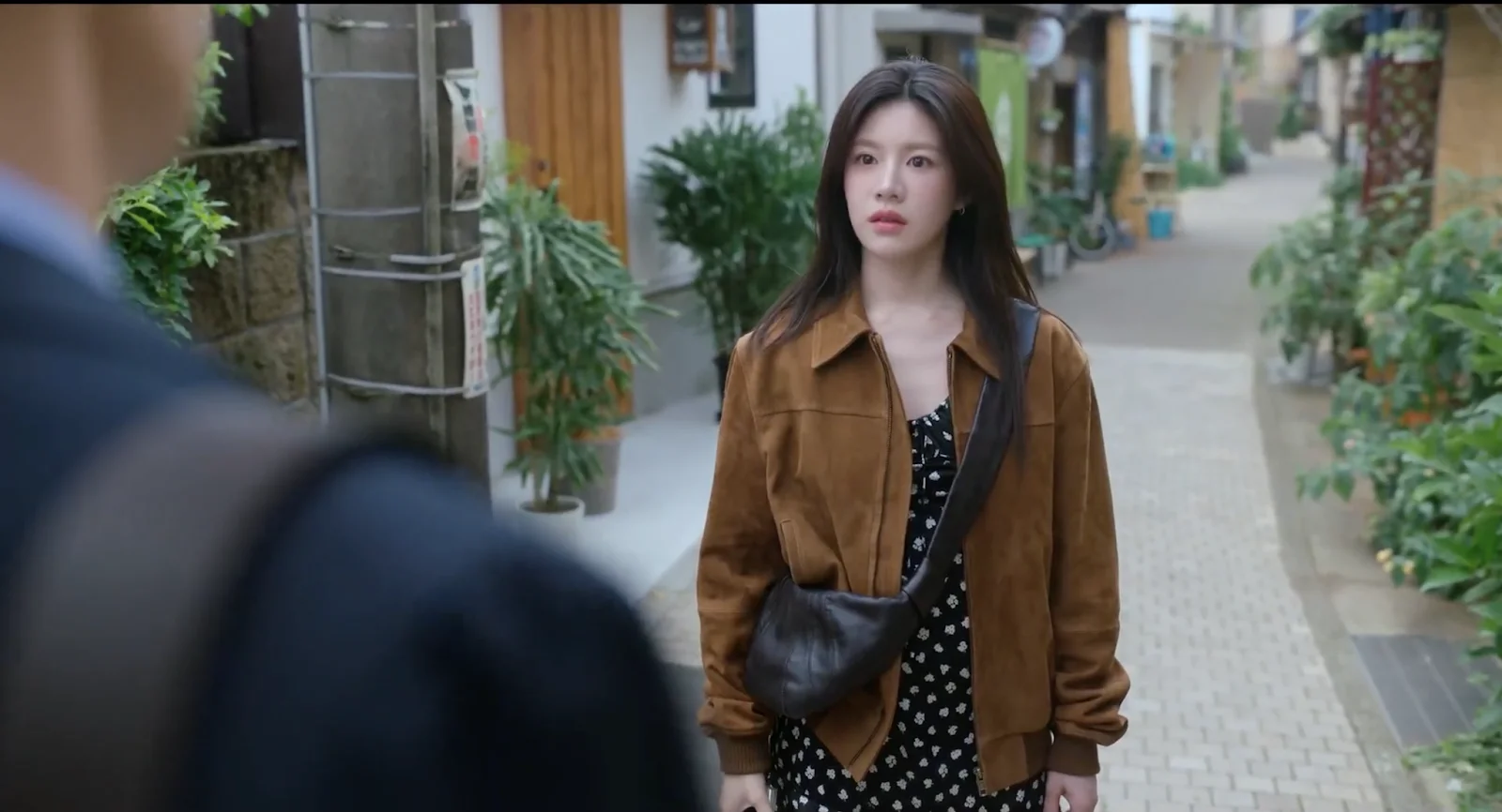Go Yoon-jung styling the Lemaire Croissant bag for an effortless look
