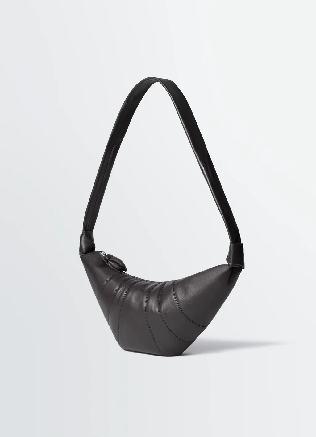 กระเป๋า Lemaire Croissant Bag สี Dark Chocolate หนังแกะสุดนุ่ม