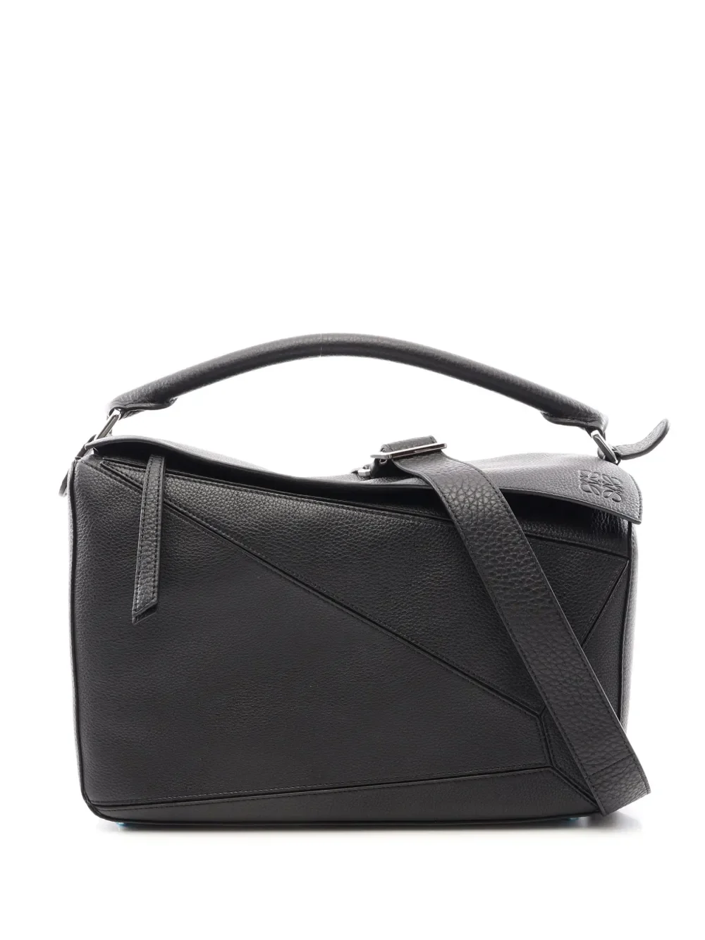ภาพโคลสอัพงานตัดเย็บหนังพรีเมียมสำหรับ รีวิวกระเป๋า LOEWE Puzzle แท้ รูปทรงเรขาคณิต