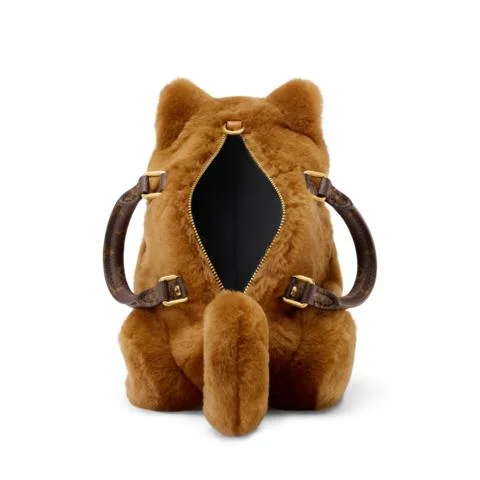 Monogram canvas details of the LV Shiba bag