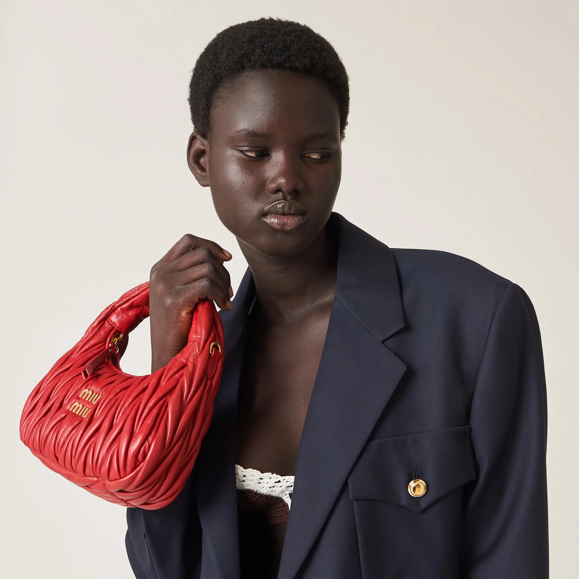 กระเป๋าสีแดง Miu Miu สำหรับปาร์ตี้คริสต์มาส