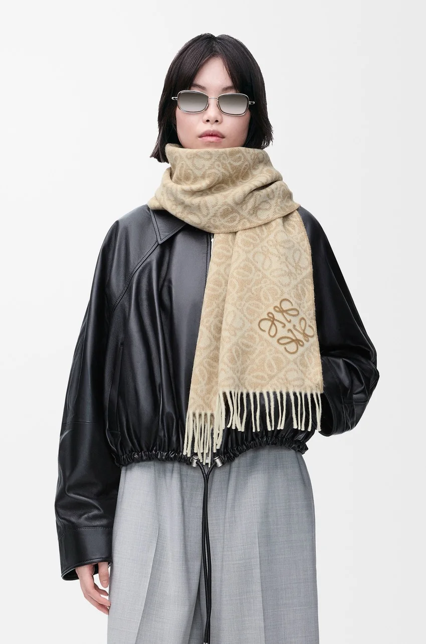 นางแบบพันผ้าพันคอ Loewe สไตล์ Old Money