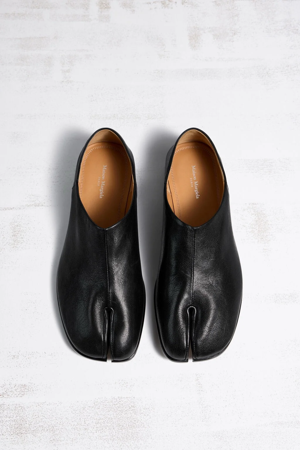 วิวัฒนาการรองเท้า Maison Margiela Tabi จากรองเท้าบูตสู่ทรง Mary Jane และ Loafers