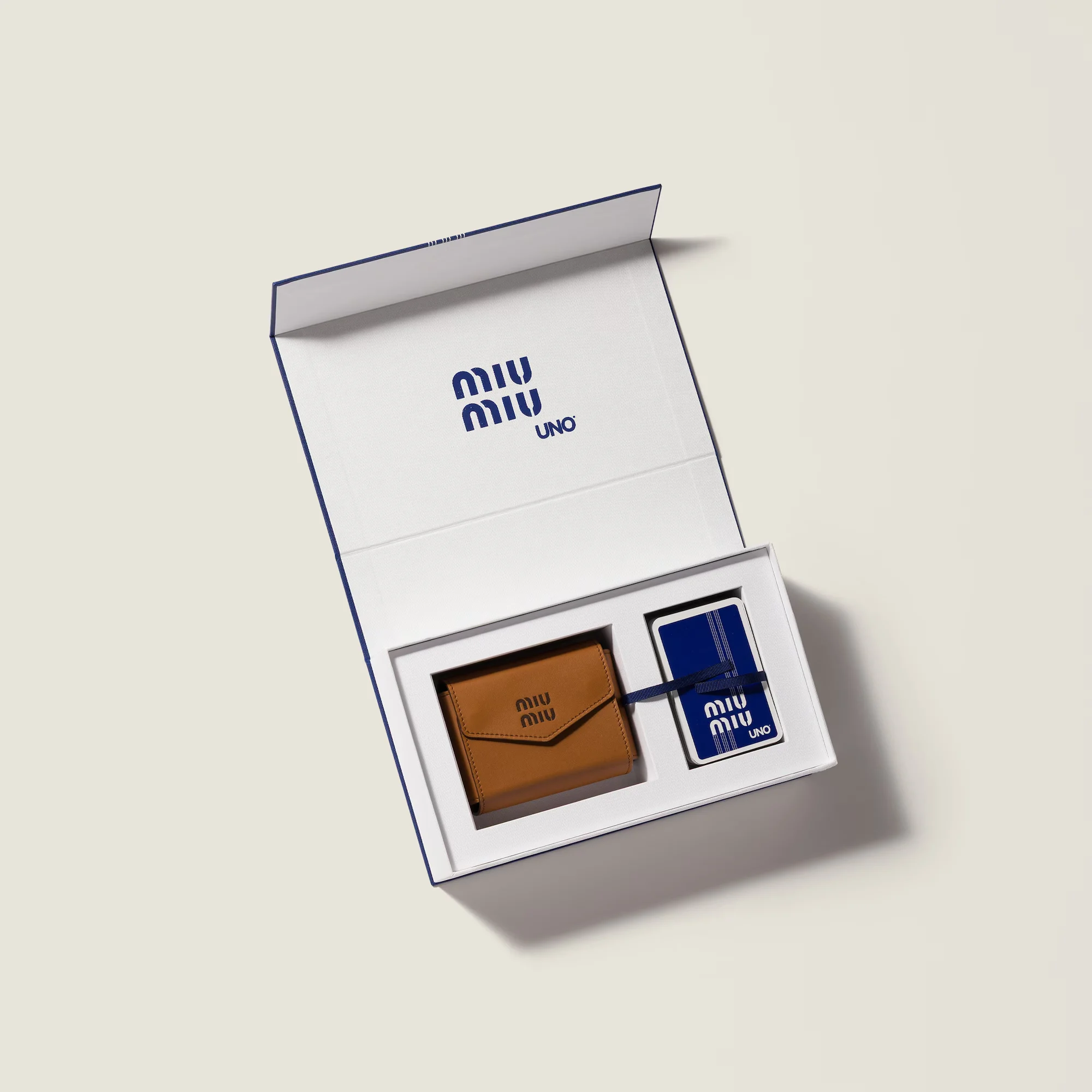 เซตการ์ด UNO x Miu Miu พร้อมซองหนังปั๊มโลโก้แบรนด์สุดหรู