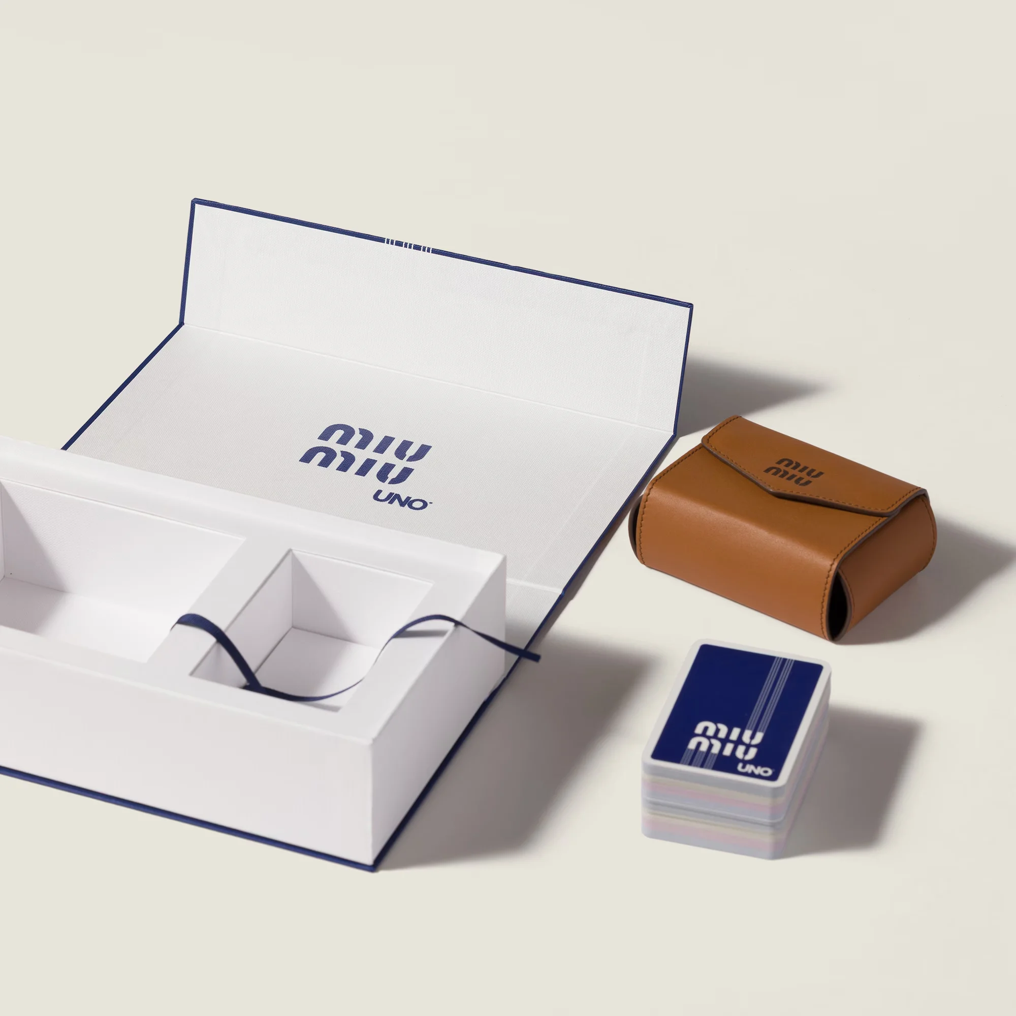รายละเอียดการ์ด UNO ดีไซน์พิเศษคอลแลบบอเรชันกับ Miu Miu