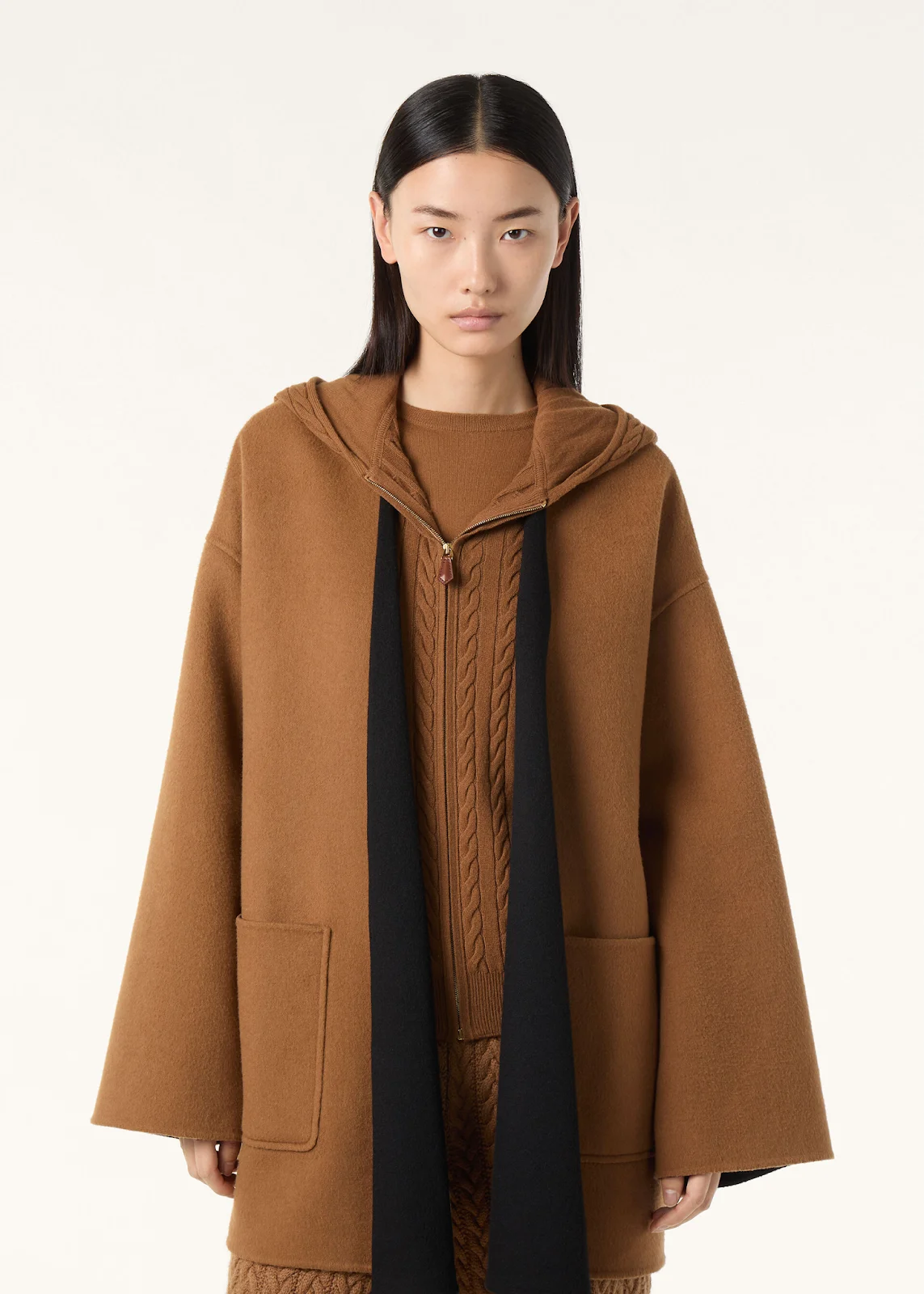 เสื้อโค้ท Loro Piana ผลิตจากขนวิคูญ่าสีน้ำตาลทองธรรมชาติ
